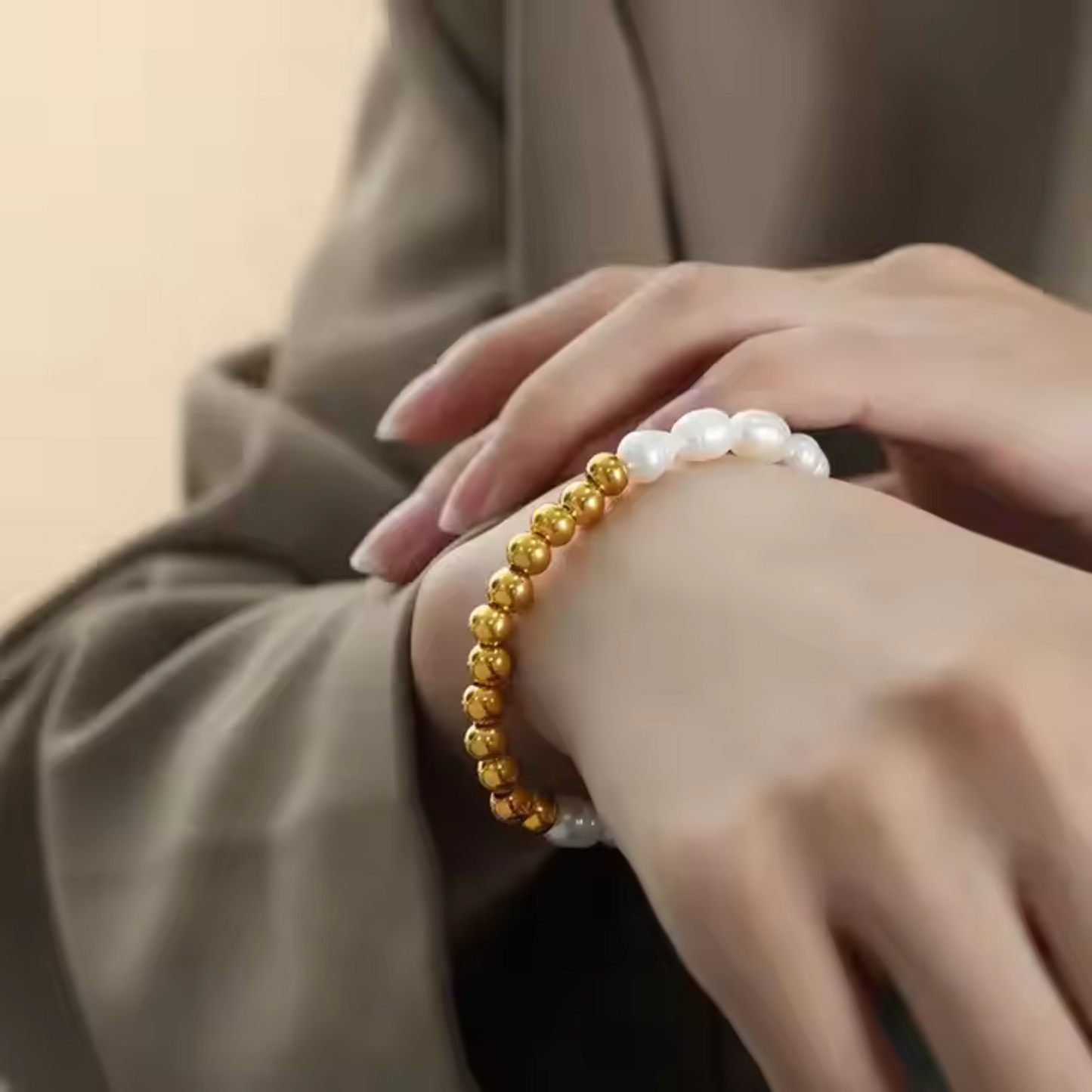 Golden Poise ā Pearl & Bead Grace Bracelet