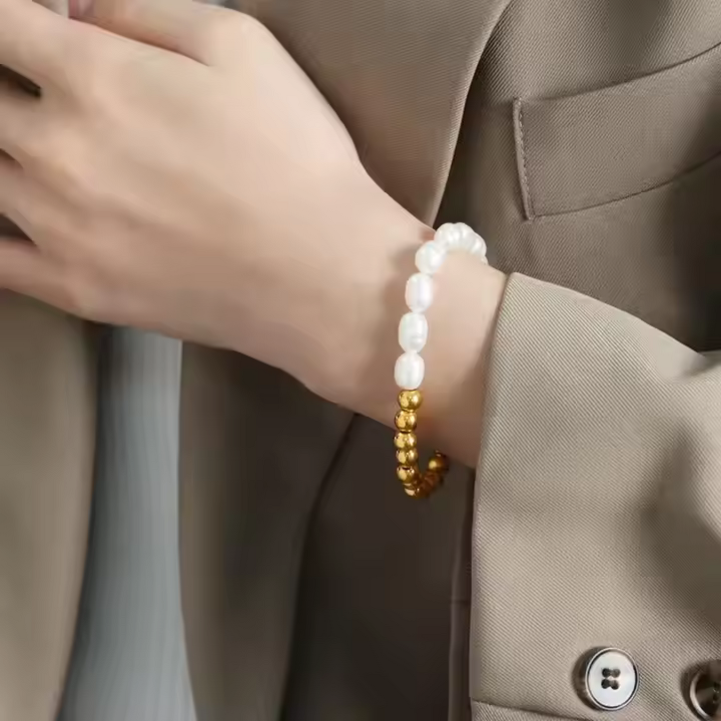 Golden Poise ā Pearl & Bead Grace Bracelet